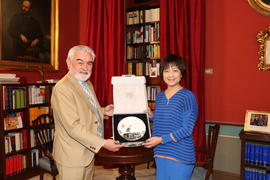Darío Villanueva, director de la Real Academia Española, y Luisa Chang, académica correspondiente...