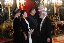 La reina Letizia de España da la mano a Darío Villanueva en la cena de gala celebrada en el Palac...