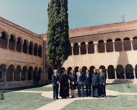 Los reyes junto a otros representantes en claustro del Monasterio de Silos