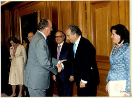 Juan Carlos I estrecha la mano a Juan Miguel Villar Mir