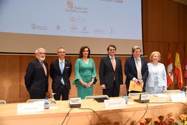 Darío Villanueva, director de la Real Academia Española, acompañado de otros participantes  antes...
