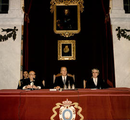 Fernando Lázaro Carreter, director, el rey Juan Carlos I y Gustavo Suárez Pertierra, ministro de ...