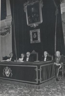 Vicente García de Diego, Gerardo Diego, Rafael Lapesa y Julio Guillén en la mesa presidencial en ...