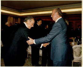 Juan Carlos I saluda a Juan Miguel Villar Mir