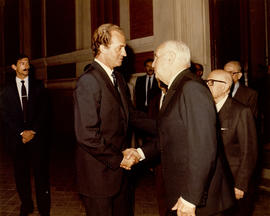 Saludo de Juan Carlos I y Pedro Laín Entralgo en la entrada principal de la Academia