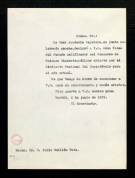 Copia sin firma del oficio del secretario [Rafael Lapesa] a Julio Guillén de comunicación de su d...