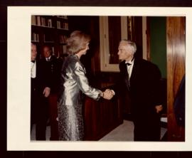 La reina Sofía saluda a Luis Goytisolo en la Biblioteca Dámaso Alonso