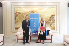 Inma González Puy, directora de la Biblioteca Miguel de Cervantes de Shanghái, y Lu Jingsheng en ...