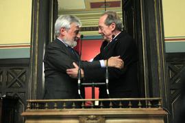 Darío Villanueva, nuevo director de la Real Academia Española, y José Manuel Blecua se abrazan tr...