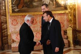 Emmanuel Macron estrecha la mano a Darío Villanueva Prieto en el Palacio Real