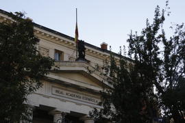 Bandera española ondeando a media asta en la sede de la Real Academia Española tras el fallecimie...