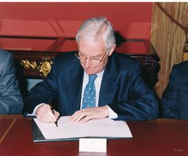 El director de la Real Academia Española, Víctor García de la Concha, firma el convenio