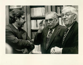 Juan Luis Cebrián, Gabriel García Márquez y Víctor García de la Concha conversan en la Biblioteca...