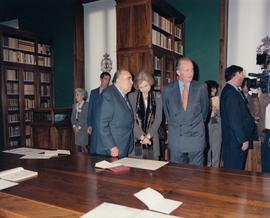 El rey Juan Carlos I, la reina Sofía y Fernando Lázaro Carreter en la biblioteca Dámaso Alonso