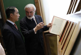 Darío Villanueva enseña un libro a Feng Qinghua en la sala Dámaso Alonso de la Real Academia Espa...