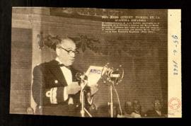 Recorte del diario ABC con una fotografía de Julio Guillén durante la lectura de su discurso de i...