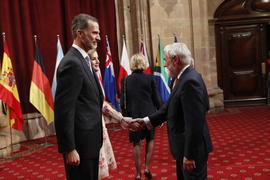 La Reina Letizia estrecha la mano a Darío Villanueva, director de la Real Academia Española, en l...
