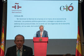 Juan Luis Cebrián lee el artículo 38 de la Constitución Española en el Instituto Cervantes