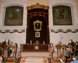 Vista frontal de la mesa presidencial durante el discurso de ingreso de Claudio Guillén