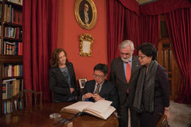 Darío Villanueva, Aurora Egido y una delegación de la SISU en el despacho del director de la Real...
