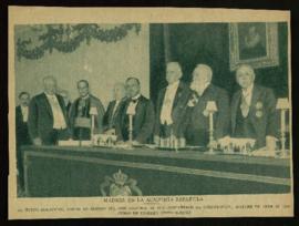 El conde de Gimeno con algunos miembros de la Corporación tras la lectura de su discurso de ingreso