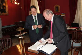 José Manuel Blecua, director de la Real Academia Española, muestra a Fernando Masaveu, presidente...