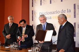 Darío Villanueva muestra el diploma como doctor honoris causa