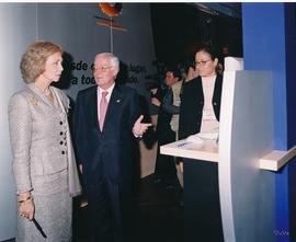 Víctor García de la Concha muestra a la reina Sofía un panel de la muestra de la inauguración del...