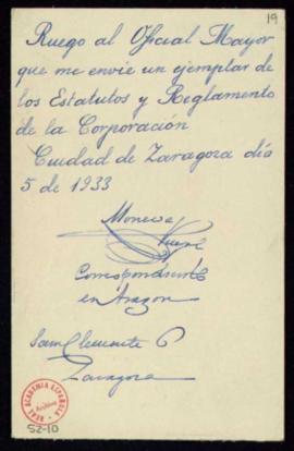 Tarjeta postal de Juan Moneva y Puyol al oficial mayor en la que le ruega que le envíe un ejempla...
