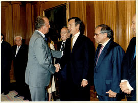 Juan Carlos I estrecha la mano a Ricardo Martí-Fluxá