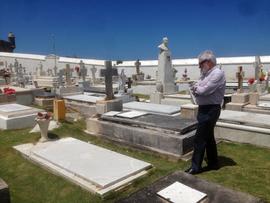 Visita de Darío Villanueva a la tumba de Salinas en Puerto Rico
