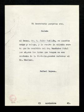 Copia sin firma del saluda del secretario [Rafael Lapesa] a Julio Guillén con el que le remite un...