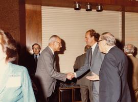 El rey Juan Carlos I saluda a un académico en la sesión inaugural del congreso extraordinario de ...