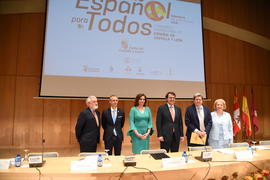 Darío Villanueva, director de la Real Academia Española, acompañado de otros participantes  antes...