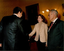 El presidente del gobierno, Jose Luis Rodríguez Zapatero, y Carmen Iglesias se saludan en la Sala...