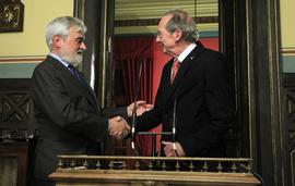 Darío Villanueva y José Manuel Blecua se estrechan la mano tras la elección del primero