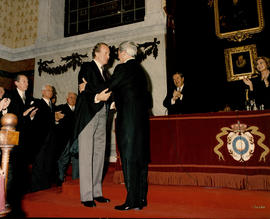 El rey Juan Carlos I felicita a Mario Vargas Llosa