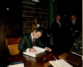 El presidente del gobierno, Jose Luis Rodríguez Zapatero, firma el libro de honor en la Bibliotec...