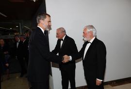 El rey Felipe VI de España estrecha la mano a Darío Villanueva en la entrega de los Premios Inter...