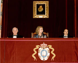 Víctor García de la Concha, la reina Sofía y Domingo Ynduráin en la mesa presidencial del Salón d...