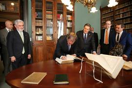 Walter Grahovac, ministro de Educación de la Gobernación de Córdoba, firma en un libro en la bibl...