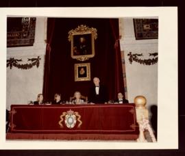 Mesa presidencial formada por Ana Pastor, Pilar del Castillo, la reina Sofía,Víctor García de la ...