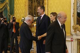 La reina Letizia saluda a Darío Villanueva, director de la Real Academia Española, a su llegada a...