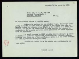 Minuta de la carta de Rafael Lapesa a C. F. Adolf van Dam en la que le indica que puede asistir a...