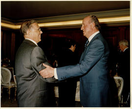 Juan Carlos I saluda a José Vilarasau Salat