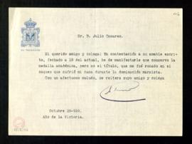 Carta de Amezúa a Julio Casares en la que le manifiesta que conserva la medalla académica, pero n...
