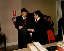 El presidente del gobierno, José Luis Rodríguez Zapatero, con las fichas para la documentación de...