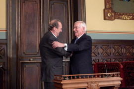 José Manuel Blecua y Víctor García de la Concha se estrechan la mano tras la elección del primero...