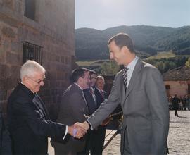 El príncipe de Asturias estrecha la mano de Víctor García de la Concha
