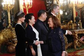 La reina Letizia Ortiz de España estrecha la mano a Aurora Egido en la cena de gala celebrada en ...